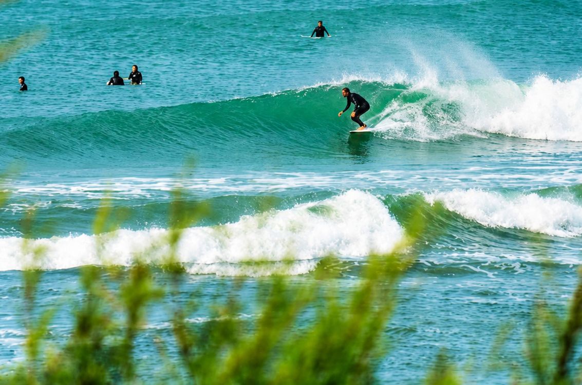 Surfista en una ola en Quequén